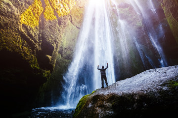 Vue parfaite de la célèbre cascade puissante de Gljufrabui au soleil.