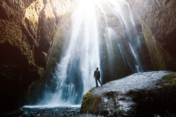 Vue parfaite de la célèbre cascade puissante de Gljufrabui au soleil.