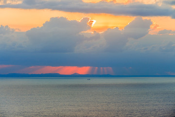 Aufnahme des Sonnenaufgangs am Cap Formentor auf Mallorca mit Wolken und beeindruckenden...