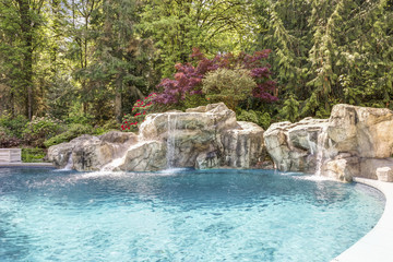 Naklejka premium Beautifully landscaped backyard with a large pool.