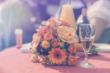 Hochzeit Sektempfang Blumenstrauß auf Tisch