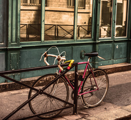 Fototapeta na wymiar Old bicycle by a typical wooden shop window in Montmartre neighborhood