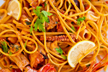 Спагетти с морепродуктами / Spaghetti with seafood © lyubimtseva_k