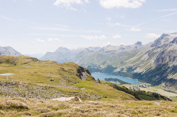 Fototapeta premium sils, silsersee, wanderweg, höhenweg, furtschellas, wasserweg, bergsee, via engiadina, chastè, oberengadin, alpen, silvaplana, sankt moritz, silvaplanersee, graubünden, schweiz, sommer, piz julier, p