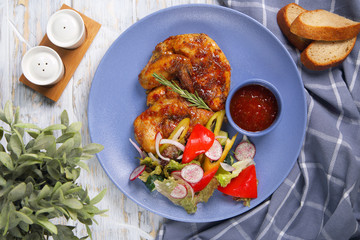 цыпленок гриль со свежими овощами и томатным соусом