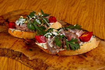 Bruschetta with roastbeef
