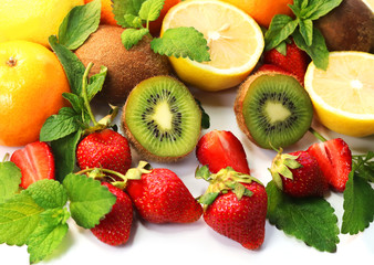 Obraz na płótnie Canvas citrus fruits and strawberries on a white background