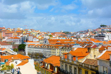 Fototapeta na wymiar Vista dall'alto della città di Lisbona. Panorama dei quartieri
