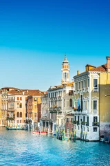 Foto op Plexiglas Hemelsblauw Venice, Italië - 21 December 2017: Uitzicht op water straat en oude gebouwen in Venetië, Italië