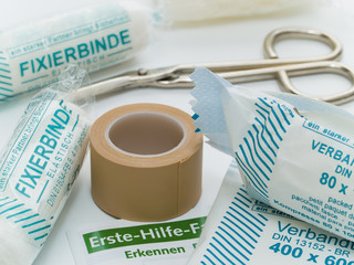 Verbandsmaterial, Pflaster und Schere 