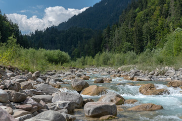 Fototapeta na wymiar Fluss in den Bergen in der Schweiz