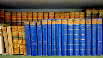 Regał ze starymi, prawniczymi książkami - encyklopedia wiedzy