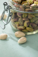Geschälte Kalifornische Pistazien im Einmachglas