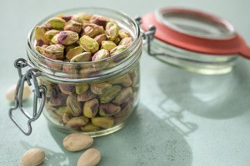 Geschälte Kalifornische Pistazien im Einmachglas
