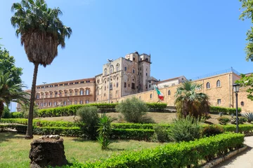 Foto op Aluminium Palazzo dei Normanni (Paleis van de Noormannen) of Koninklijk Paleis van Palermo, zetel van de koningen van Sicilië tijdens de Normandische overheersing en diende daarna als de belangrijkste zetel van de macht voor latere heersers van Sicilië © stepmar