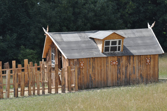 Kleines m&auml;rchenhaftes Hexenh&auml;uschen in der Landschaft