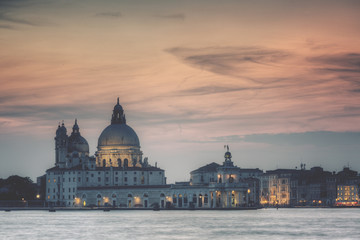Fototapeta premium Kościół Santa Maria della Salute na zachód słońca, Wenecja, Włochy