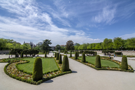 Parterre, jard&iacute;n  en el Parque del Buen Retiro en Madrid, Espa&ntilde;a