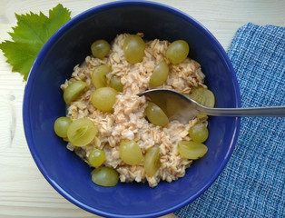 dietary breakfast. vegetarian food. healthy food. porridge on water with grapes. green tea. porridge according to Michel Montinyak's recipe. slim figure. health. porridge.
