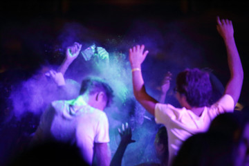 Gruppo di ragazzi durante un color Party