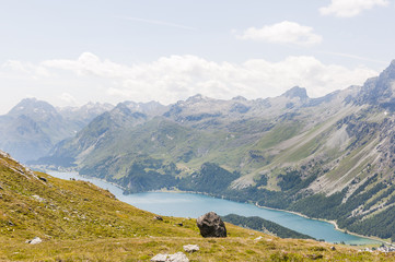 Fototapeta premium Sils, Sils Maria, Silsersee, Bergsee, Wanderweg, Furtschellas, Wasserweg, Piz Lagrev, Oberengadin, Alpen, Sommer, Graubünden, Schweiz