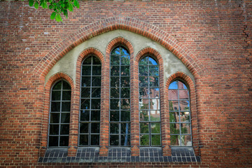 Fototapeta na wymiar Altes historisches Fenster mit Spiegelung