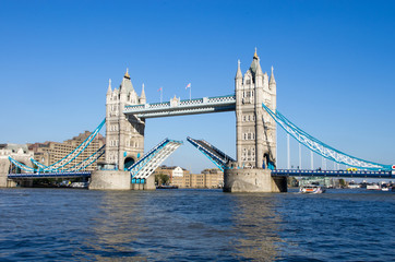 Fototapeta na wymiar Tower Bridge Open