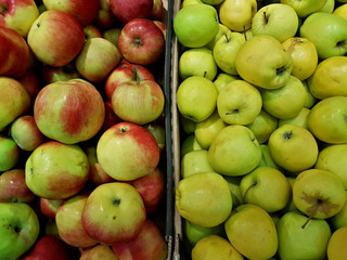 Fresh green apples lie in the shop window

