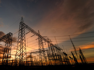 Atardecer en una Subestación Eléctrica