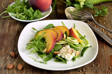 Salad with arugula, zucchini, peaches and yogurt