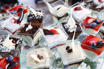 dolci mono dose disposti dentro bicchierini trasparenti
