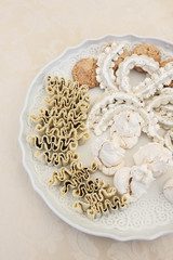 dolci sardi sopra un piatto tradizionale