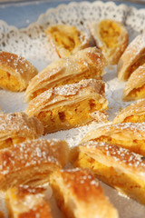 Buonissima torta di pasticceria tagliata a fette