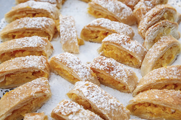 Buonissima torta di pasticceria tagliata a fette