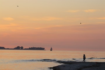 Strand Spaziergang im Sommer in Laboe mit Blick auf die Kieler Förde