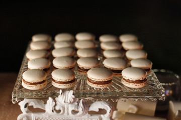 Macarons color panna sopra un vassoio argentato