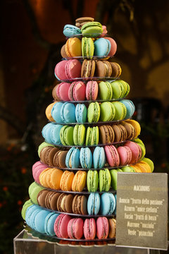 Macarons colorati allineati a formare una piramide