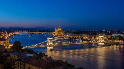 Fototapeta na wymiar Budapest mit Kettenbrücke und Parlamentsgebäude bei Blauer Stunde