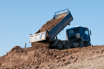 LKW-Kipper kippt Erde aus