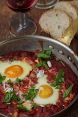 israelisches Shakshuka einer Pfanne
