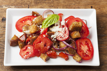 italienischer Brotsalat mit Tomaten