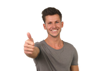 Junger Mann zeigt lachend Daumen hoch