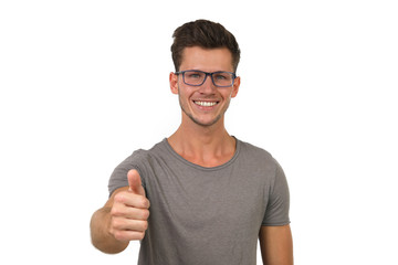 Junger Mann mit Brille lacht und zeigt Daumen hoch