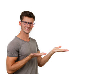 Junger Mann mit Brille lacht und zeigt in eine Richtung