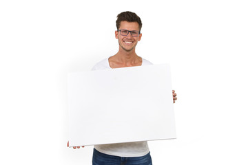 Junger Mann mit Brille lacht hält eine leere Leinwand in den Händen