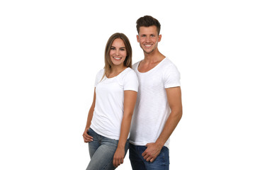Fototapeta premium Junges Paar mit legerem Outfit lacht