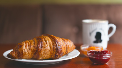 Französisches Frühstück mit Butter Croissant mit zwei verschiedenen Marmeladen 