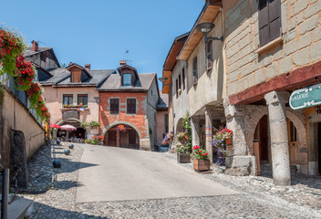 Obraz na płótnie Canvas Bourg médiéval d'Alby sur Chéran en Savoie