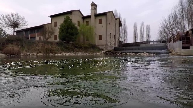 Fiume con diga