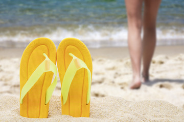 Fototapeta premium beach scenery with sandals in the sand
